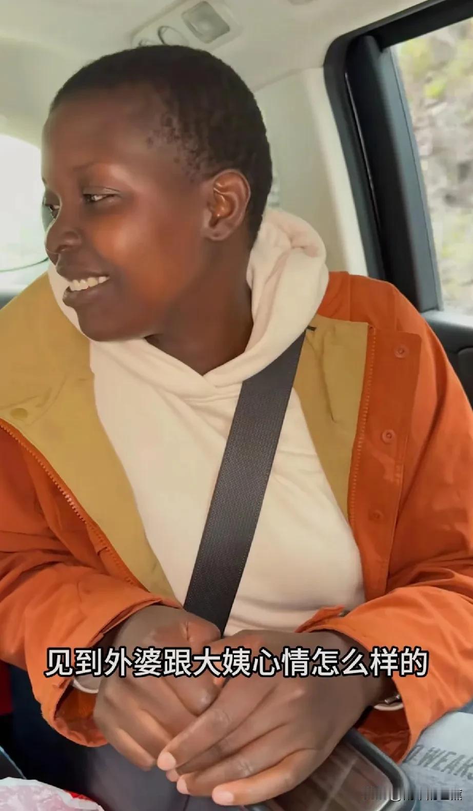 盼星星盼月亮，肉丝的妈妈和姐姐终于来到中国了。肉丝和五香鱼带着两个孩子前往上海机