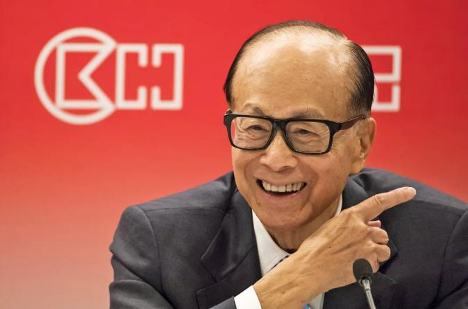 李嘉诚早想明白了，就算是全家改国籍，移民到国外，过不了10年，20年都肯定会被吃