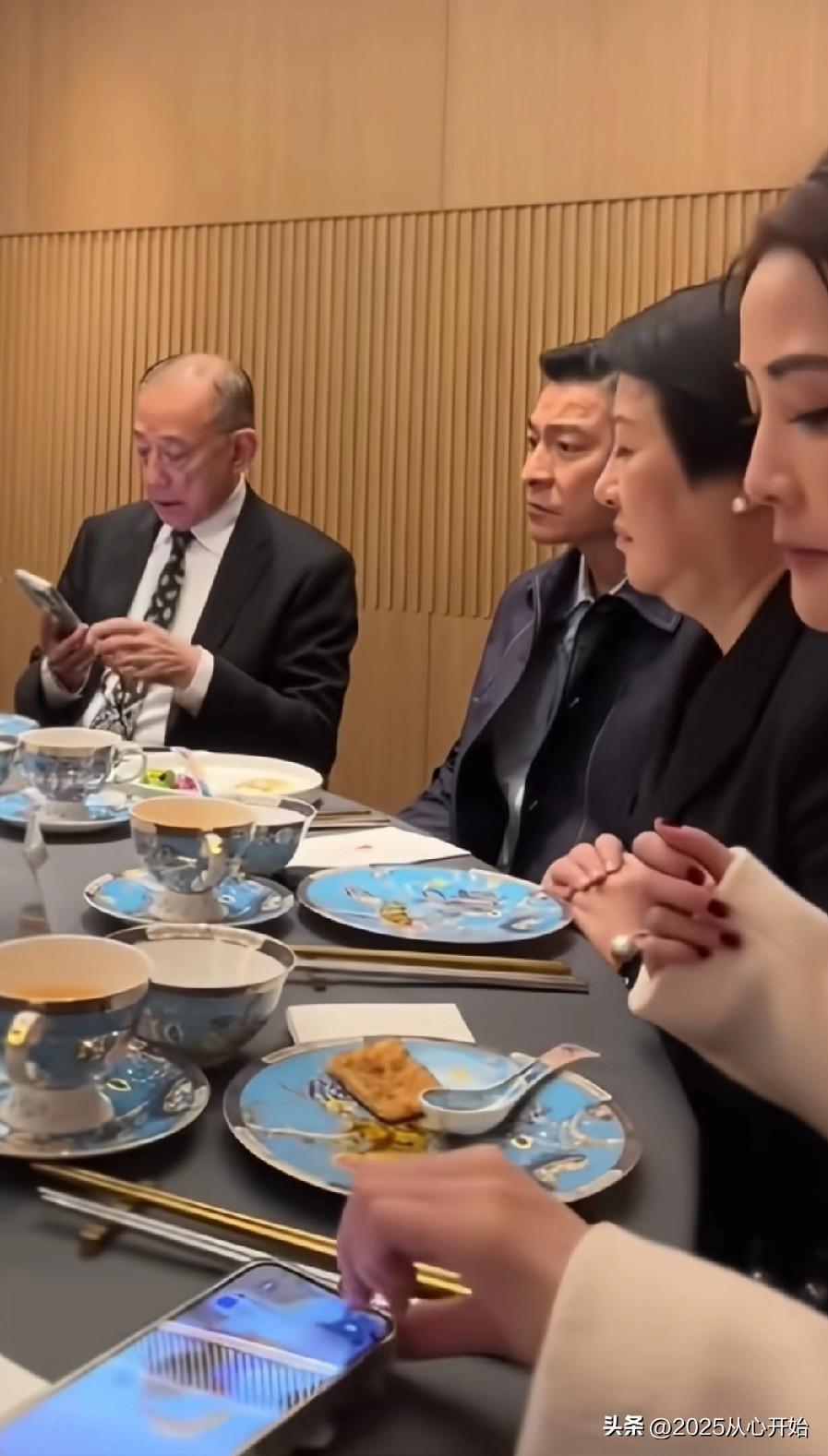 刘德华的人缘真的好。

最近，香港英皇集团老总杨受成和妻子陆小曼在自己家开的酒店