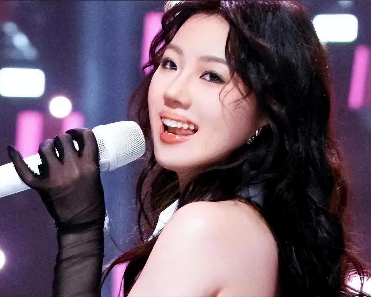 当单依纯把李健的告诫当做耳旁风，当她决定从所谓“转型”开始，就注定了如此下去她不