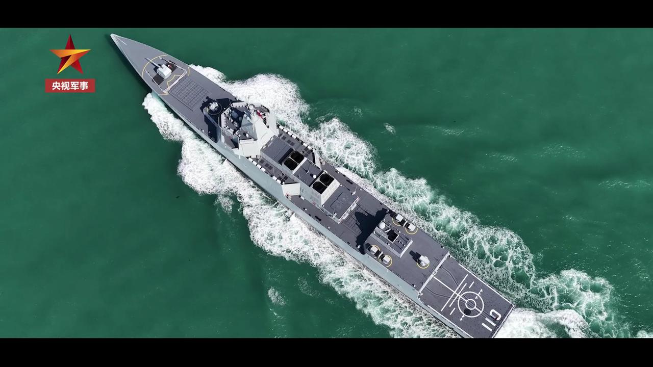 东海舰队2艘055大驱首次编队合练，劈波斩浪、砺剑深蓝。毕竟是新宝贝，最近最近出