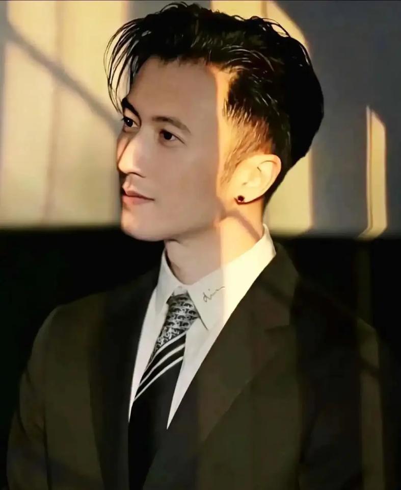 谢霆锋是个好爸爸吗家人们，咱来唠唠谢霆锋当爹这事儿！他这好爸爸的形象啊，就像隐藏