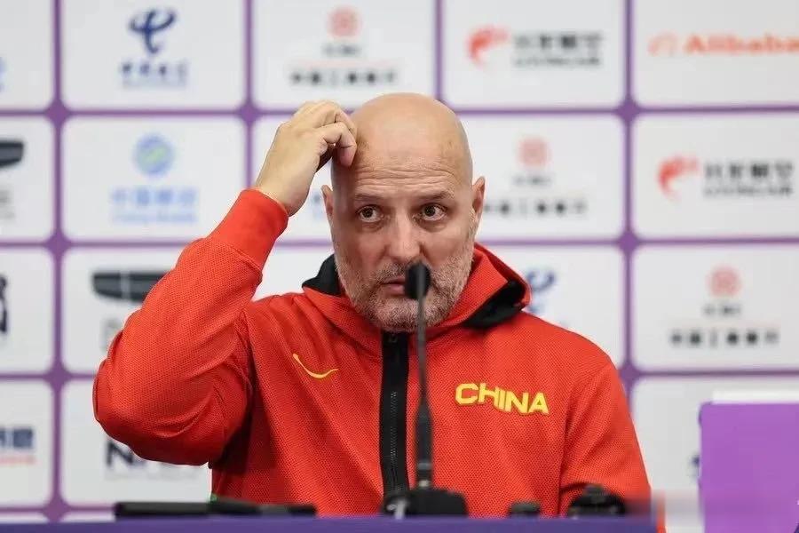近日中国男篮主教练乔尔杰维奇在接受采访时表示，自己目前一直在关注CBA中球员的表