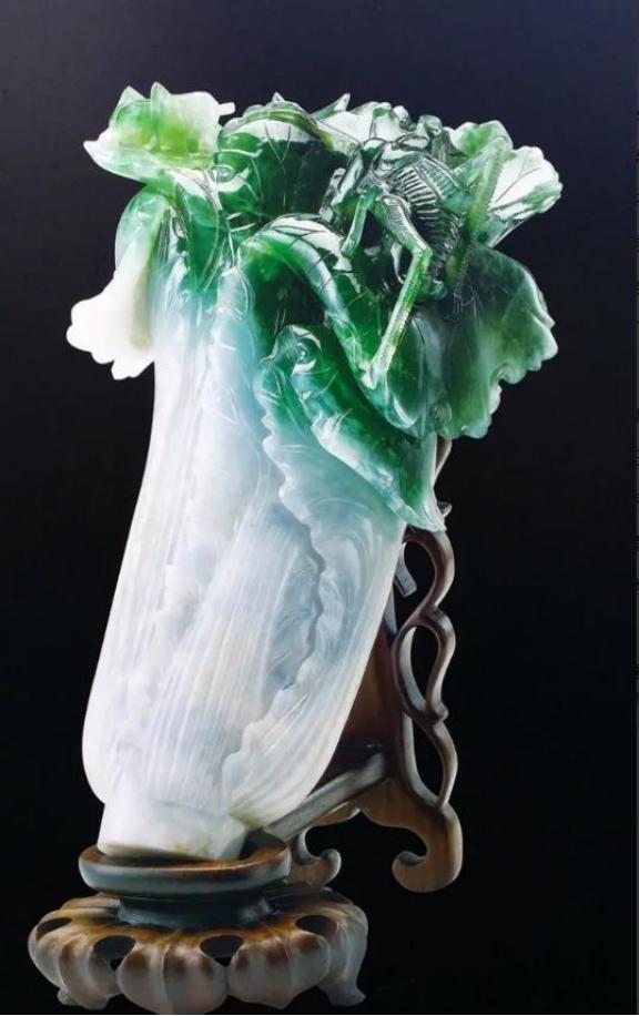 2007年，一名小学生在台北故宫观赏翠玉白菜，突然，他指着白菜上的蝈蝈大喊：“这