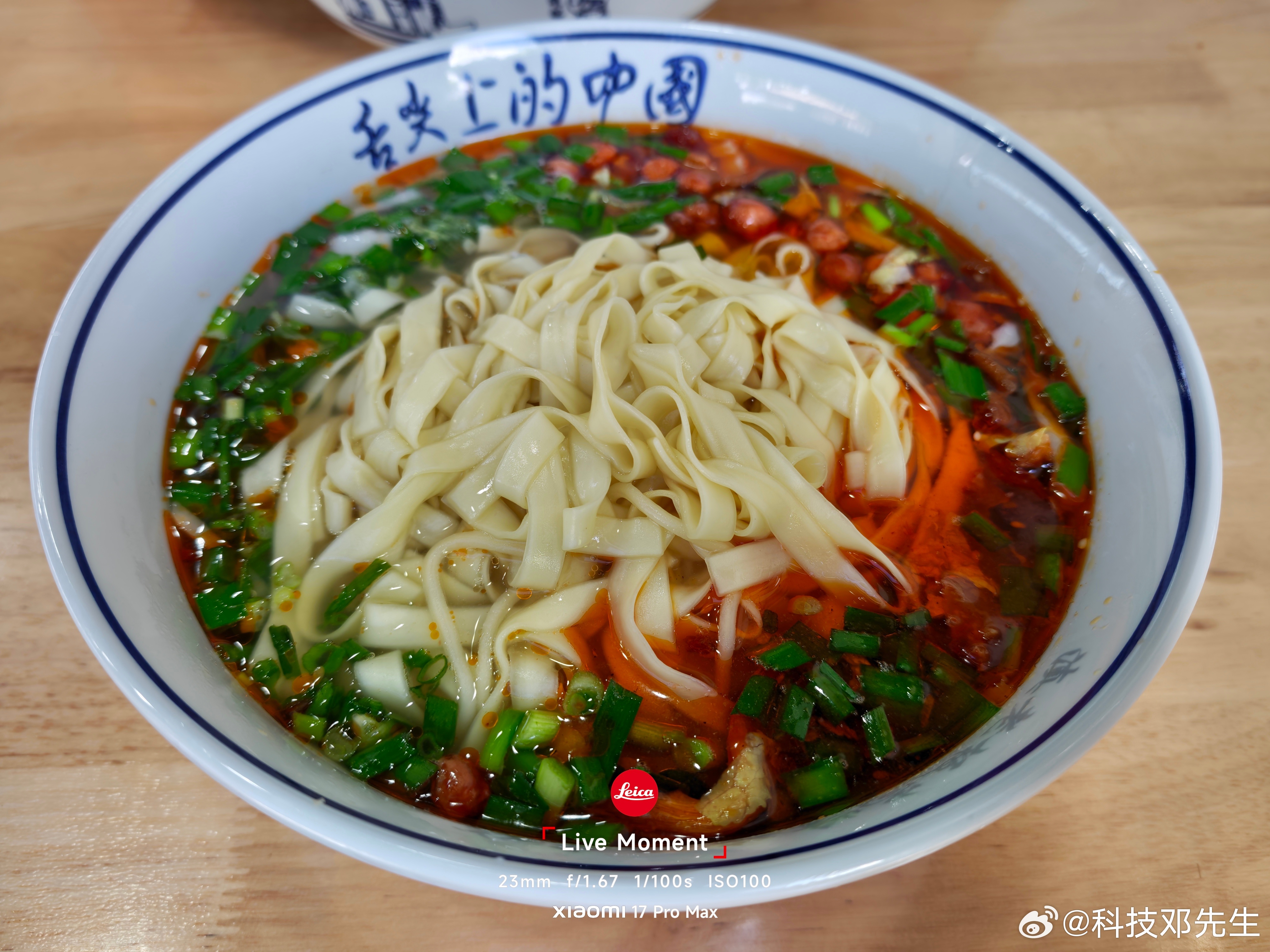酒店楼下这家小店，米线和面的味道直接封神，当年刘备三顾茅庐要是吃上他家这一口，根