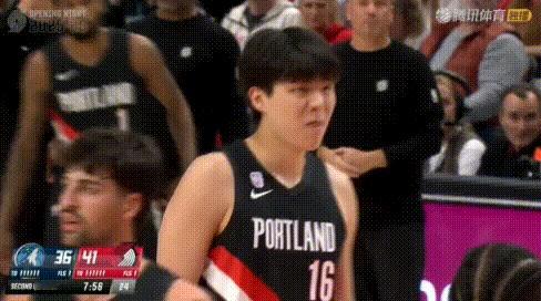 好残忍！杨瀚森首分后被帽、被隔扣，这就是NBA。
2节重新上场后欢呼声比首次登场