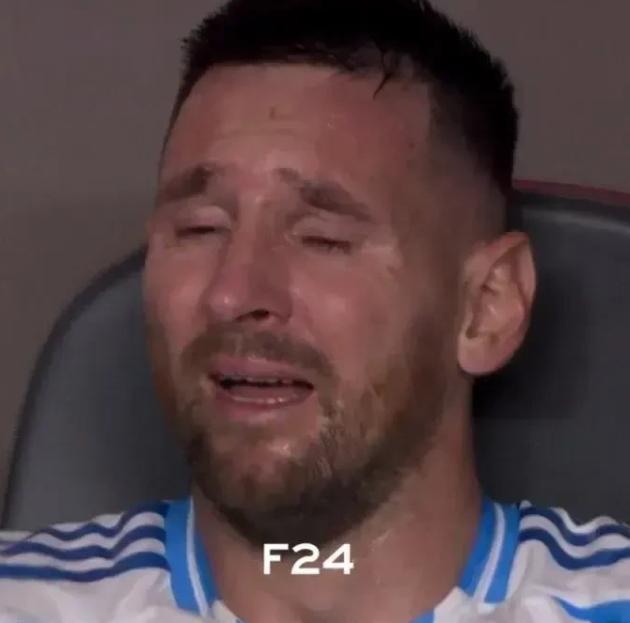 哥伦比亚的一个滑铲，梅西意外受伤离场，他痛苦的翻滚在球场上牵动着无数球迷的心，而