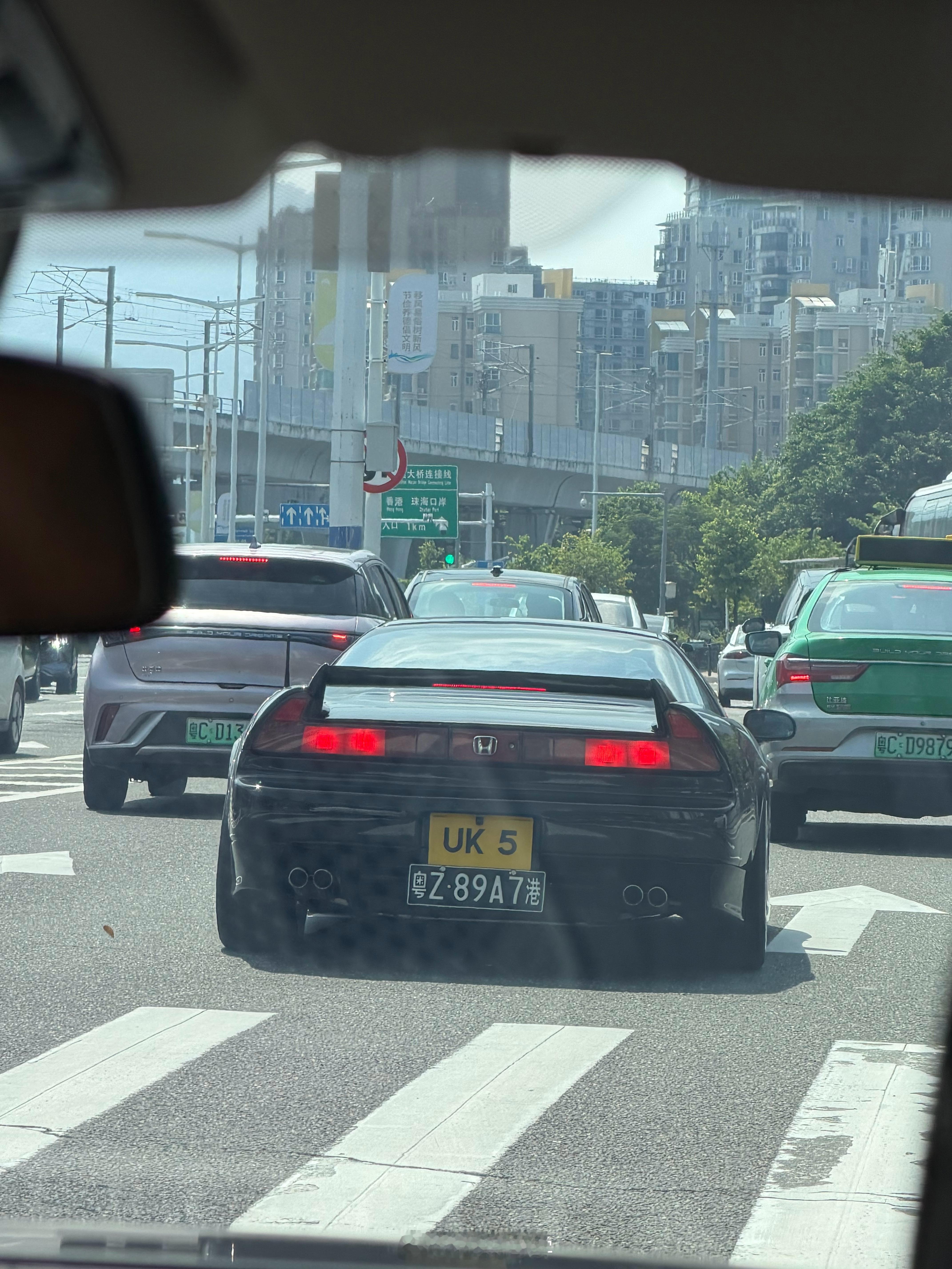 在广东总是能看到一些稀有孤傲的车，这台应该是本田NSX，1990年产的，年纪比我