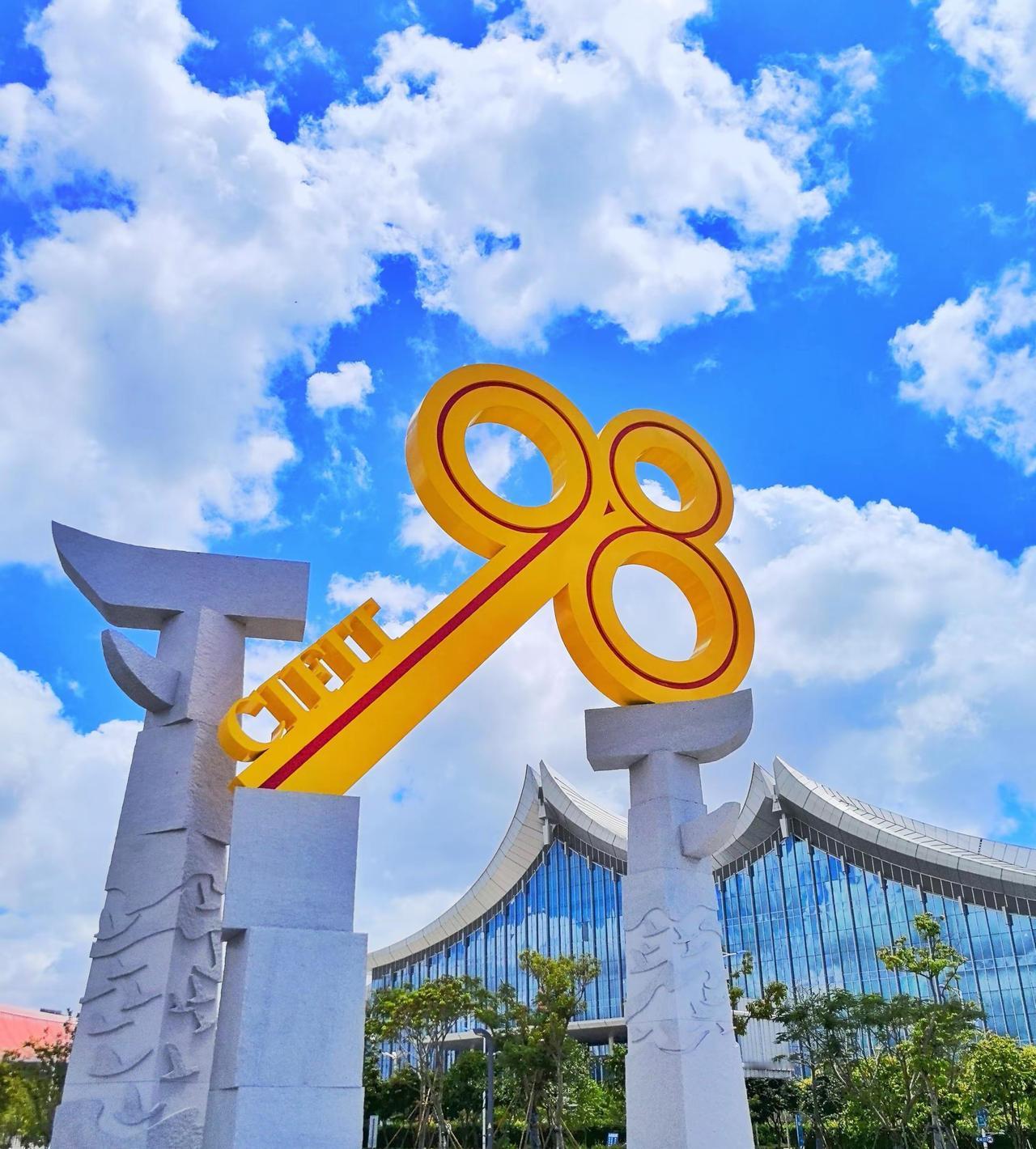 新版九八金钥匙来了，重达140吨，南安花岗岩打造，位于翔安的厦门国际博览中心