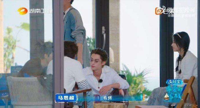 王鹤棣王鹤棣武艺连线刘涛被叫宝贝亲爱的客栈 王鹤棣沈月武艺马思超温暖重逢，远程连