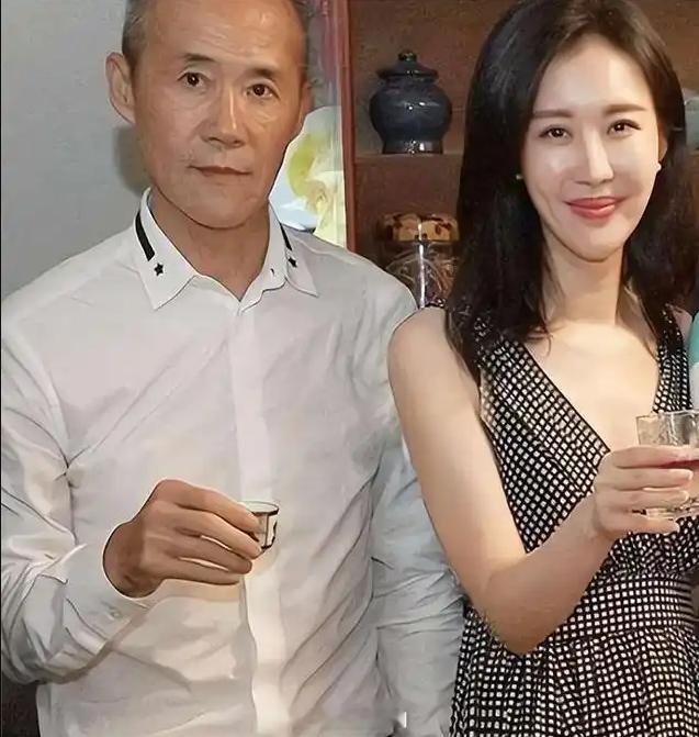 【田朴珺称与王石离婚是假的】近日，网传田朴珺与王石离婚，田朴珺回应称：“假的”。