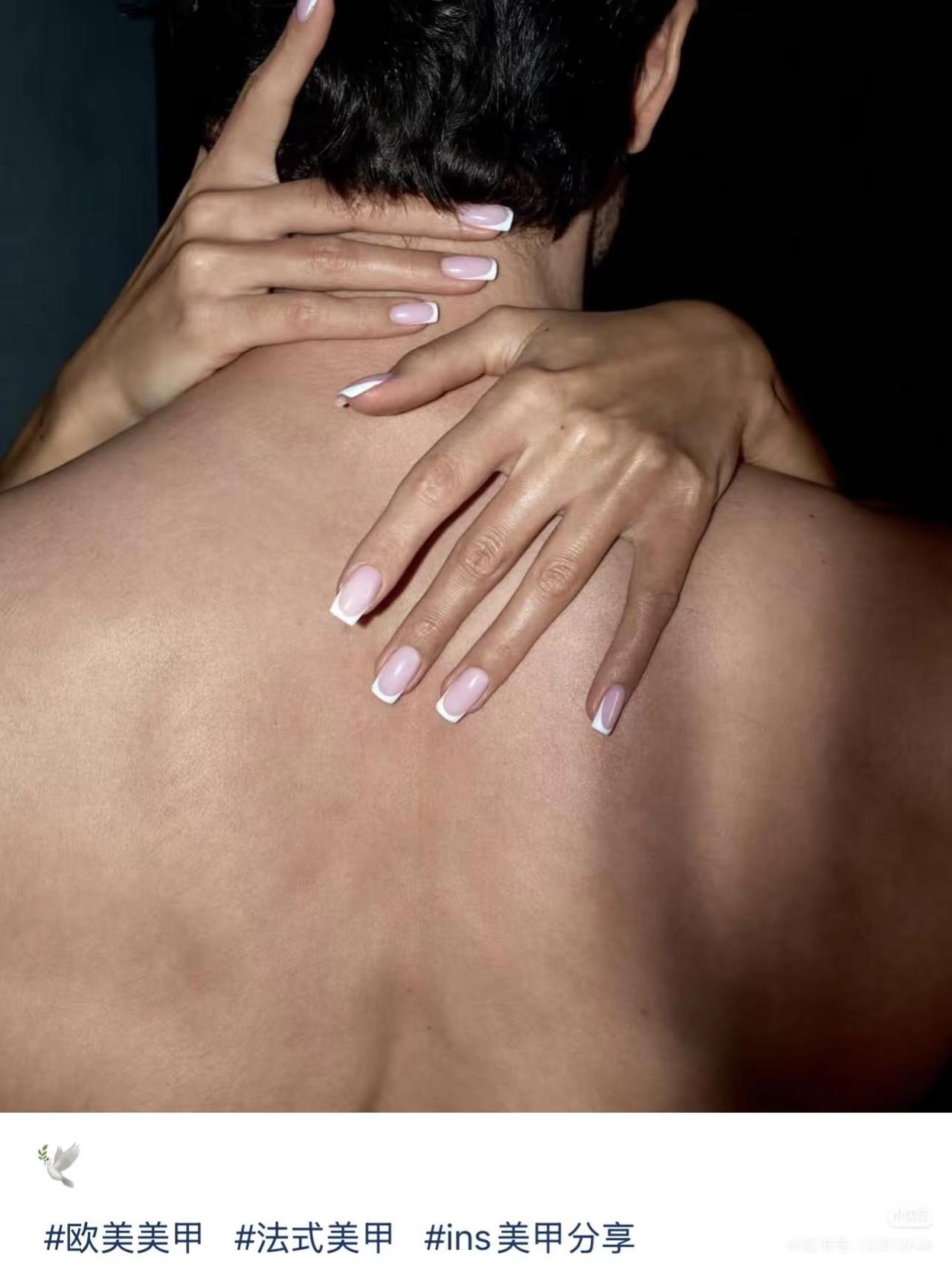 今天做了同款指甲，虽然没有同样的指甲盖，但是这已是我多年不做指甲的突破了，我到底