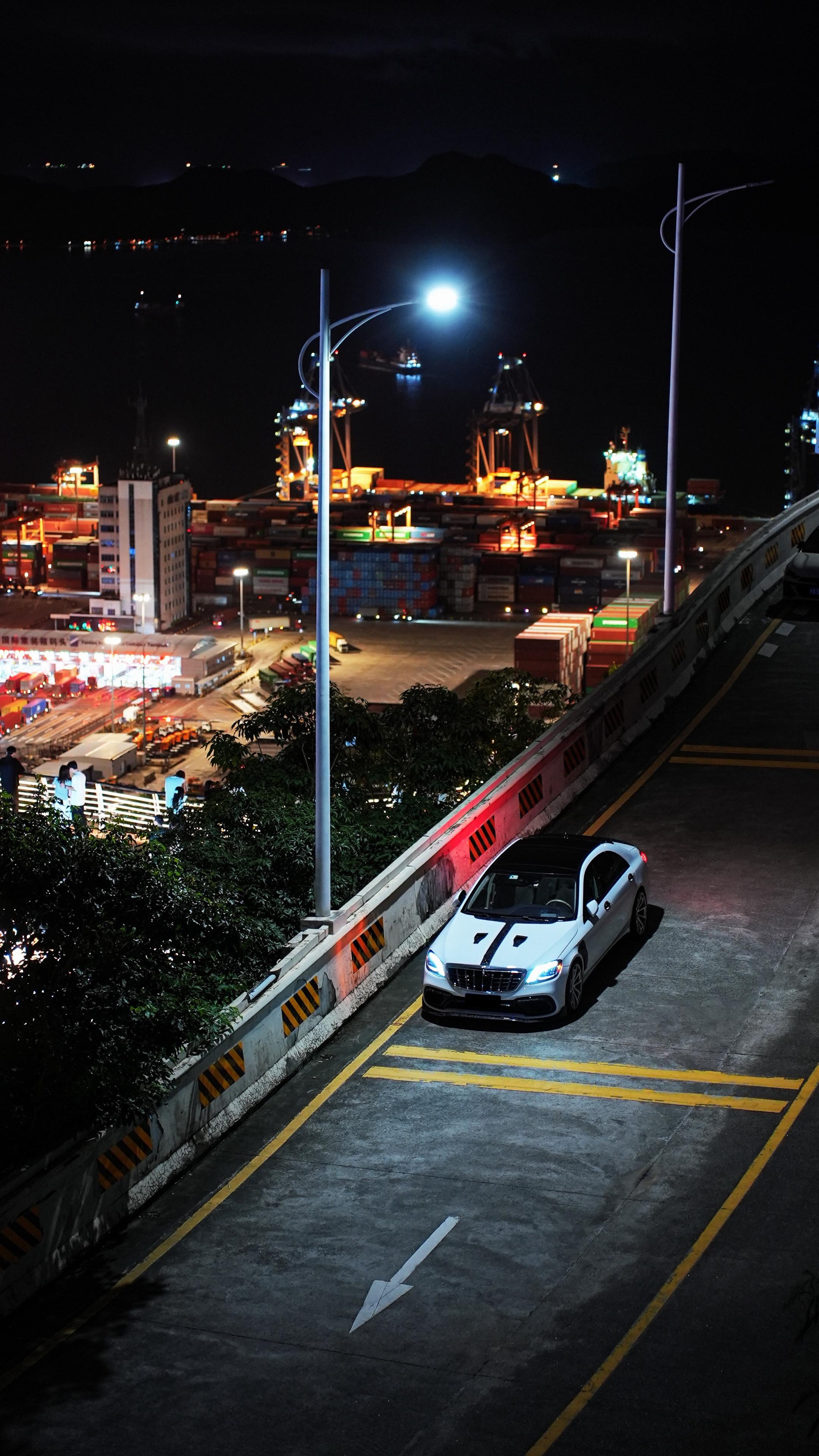 奔驰和夜景组成风景。