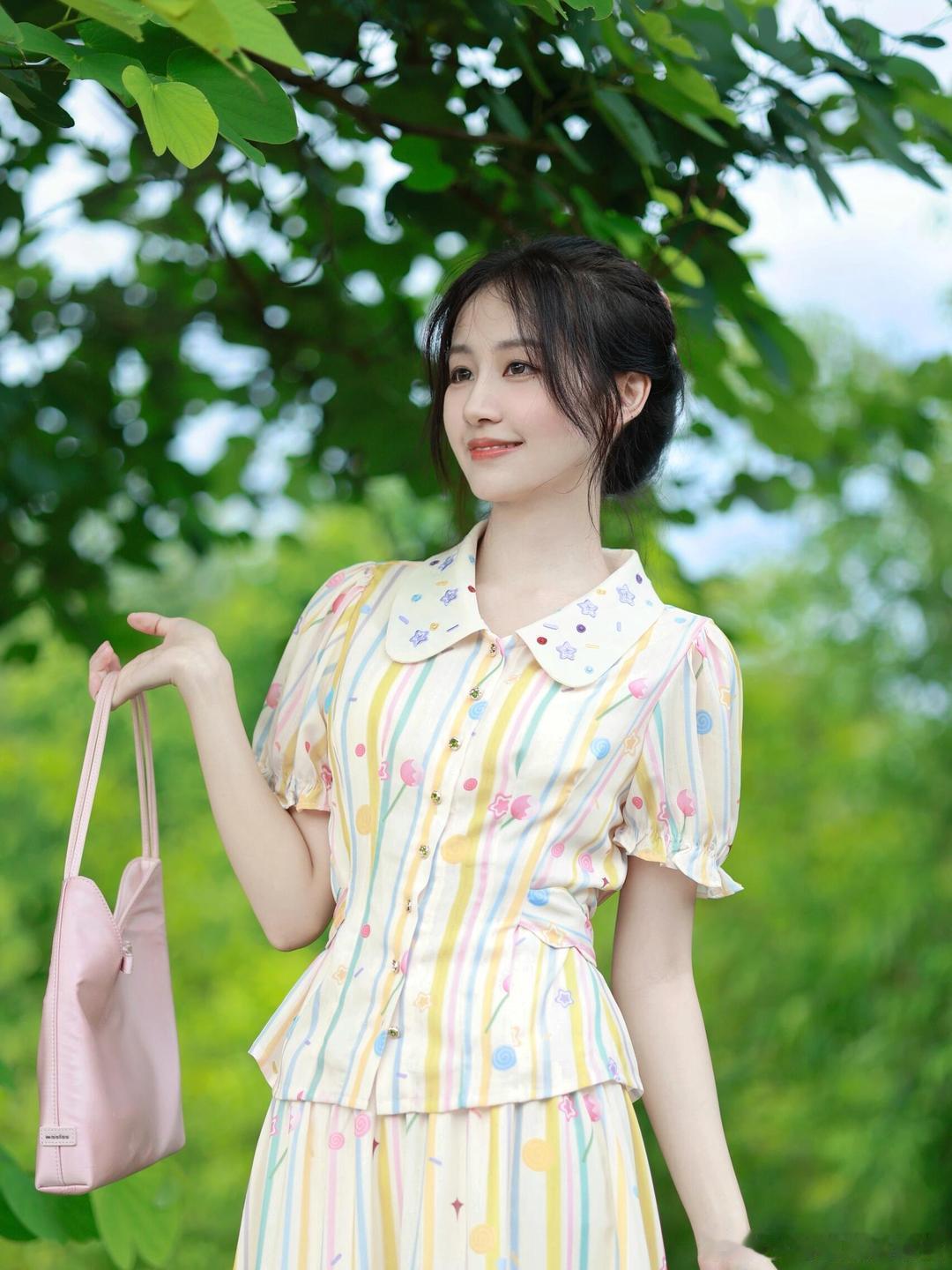 白色2026年属猪女穿白色的衣服最佳。白色看起来纯洁又高雅，并且还寓意着洁白无瑕