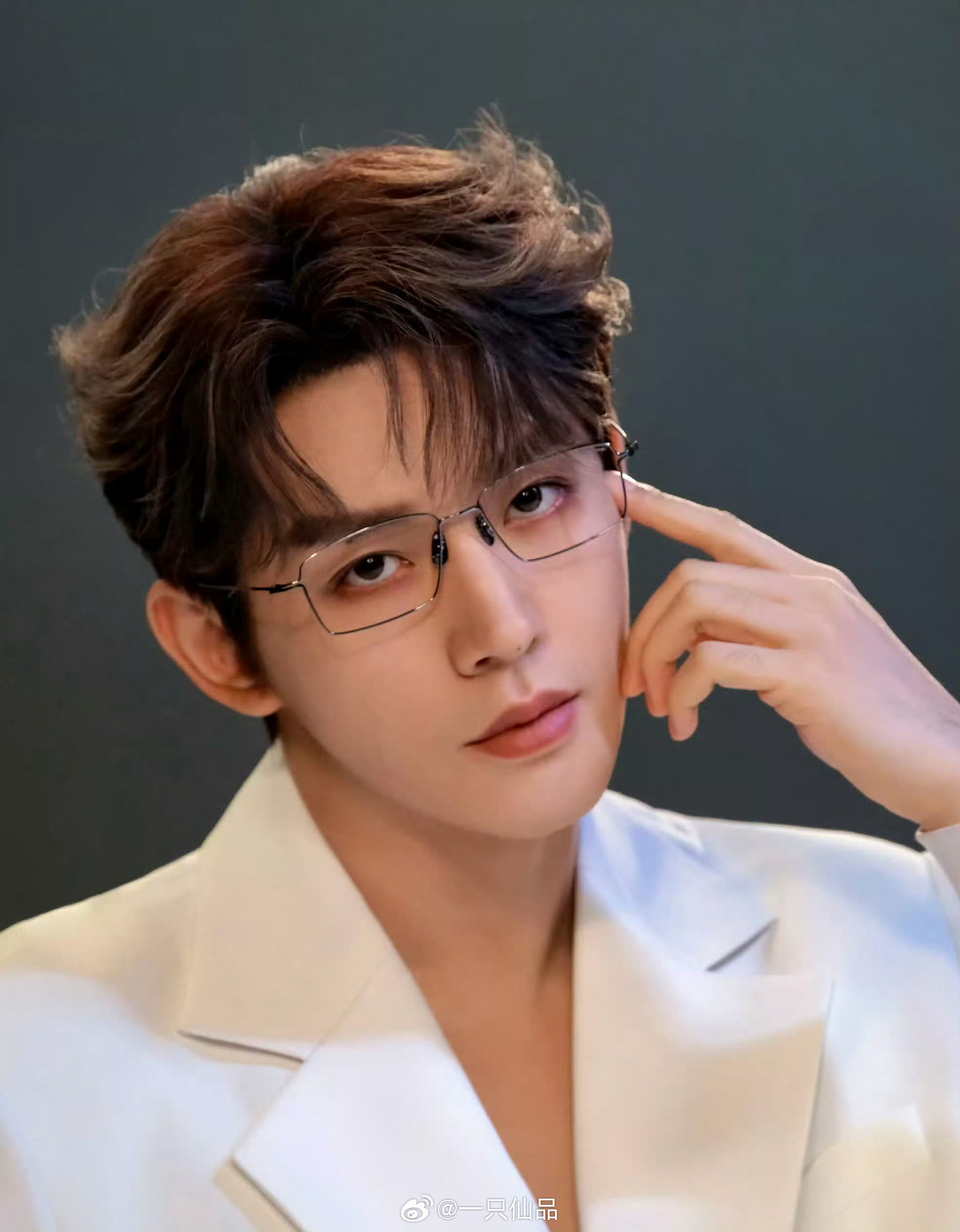 邓为戴上眼镜的感觉太绝了，任何角色都可以饰演