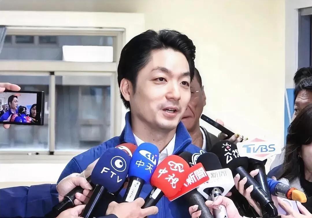 台北市长蒋万安整天对两岸问题提“尊严”，老蒋的铜像被人拆除、泼红漆你的尊严在哪里