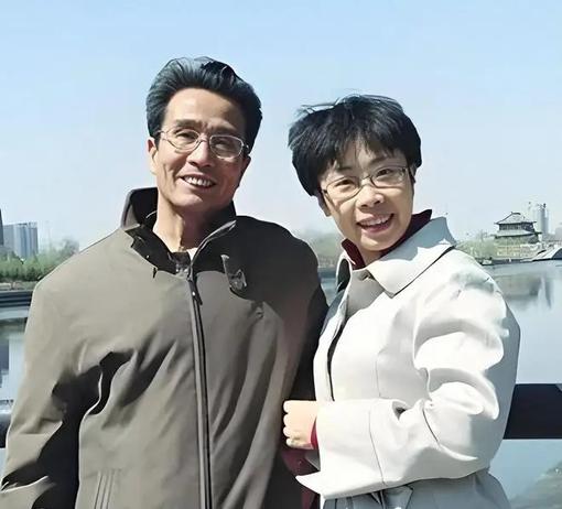 51岁北大才女蒙曼，终究没逃过老父亲临终的含泪催婚！老人拼尽最后力气哀求：干得再