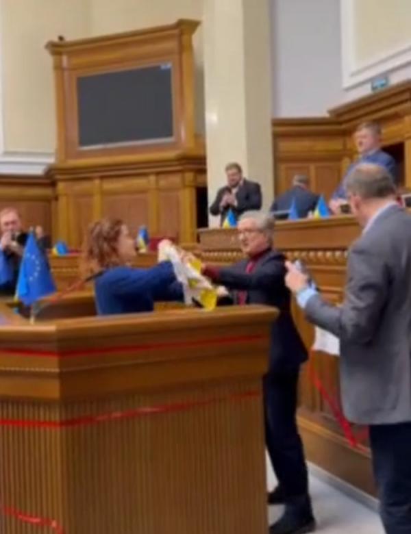 乌克兰议员大闹议会，要求解雇乌军总司令瑟尔斯基。

最近，乌克兰最高拉达（议会）