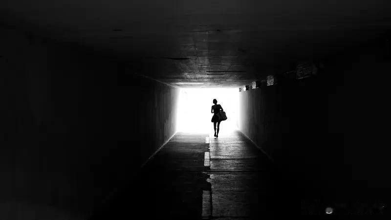 人在低谷，拼的是信念、行动、习惯和情绪管理。低谷时，最易自我怀疑，信念就成了最大