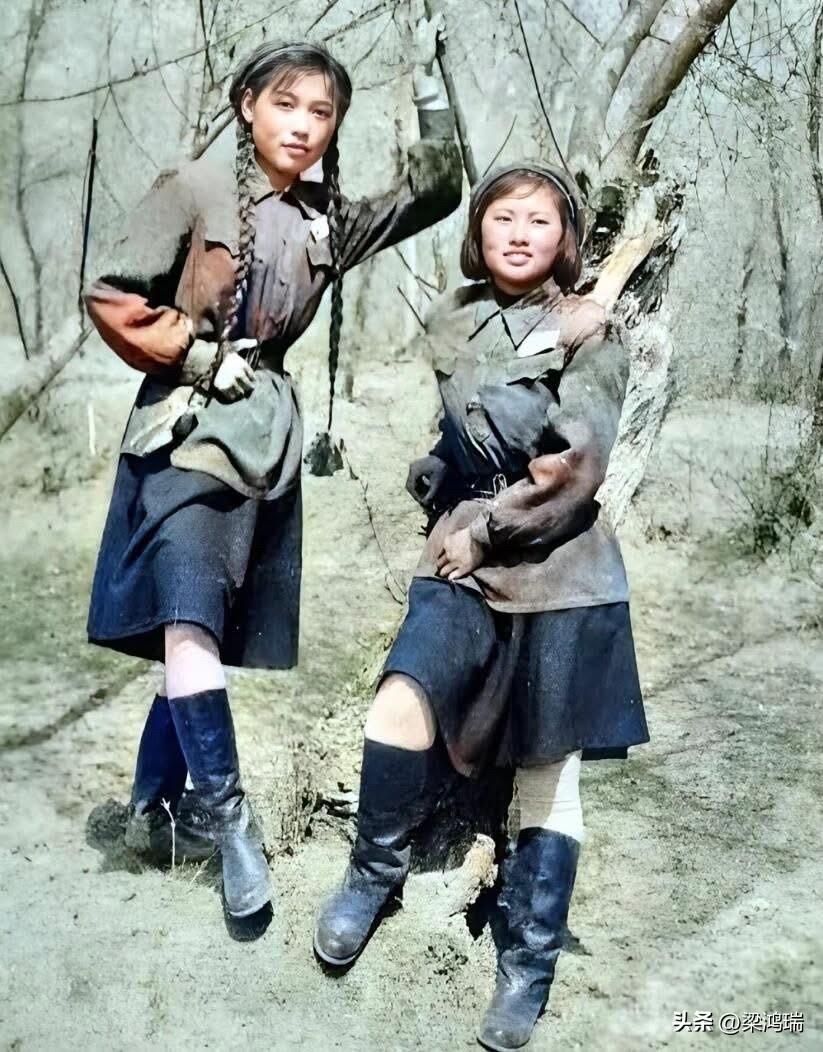 抗美援朝期间，两个年轻漂亮的志愿军文工团女兵，留下的珍贵合影。她们戴着贝雷帽，穿