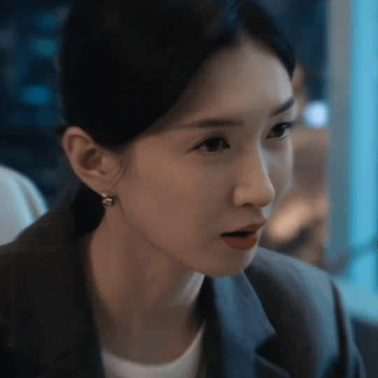 江疏影越演越通透 赵玫撞见背叛那场戏，江疏影没有演崩溃。她只是站着，手指攥紧又松