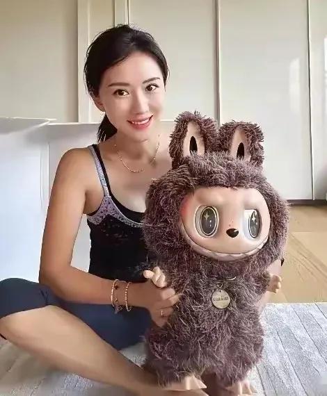 39岁的李念，已经三胎还这么清纯呢，《蜗居》以后嫁给富豪，度个假炫个富，一个毛绒