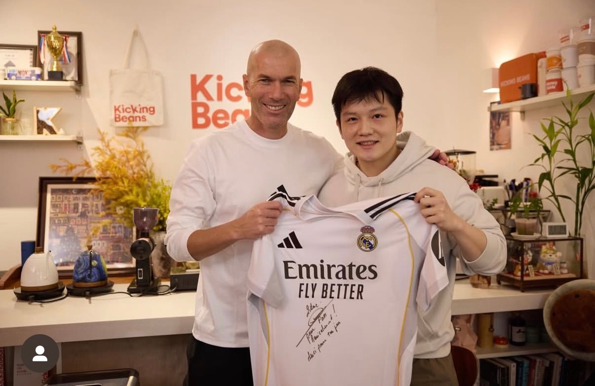 樊振东齐达内互赠礼物 下次继续约起来热爱同频，友谊长存