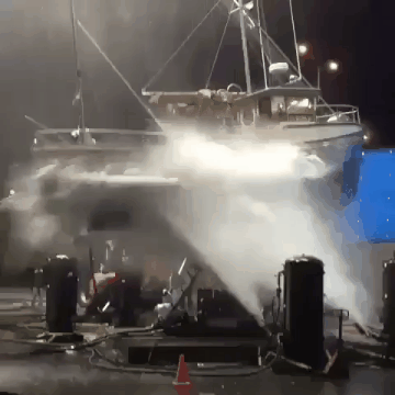 这棚里不知道上演了多少次
水手们和海浪搏斗的场景