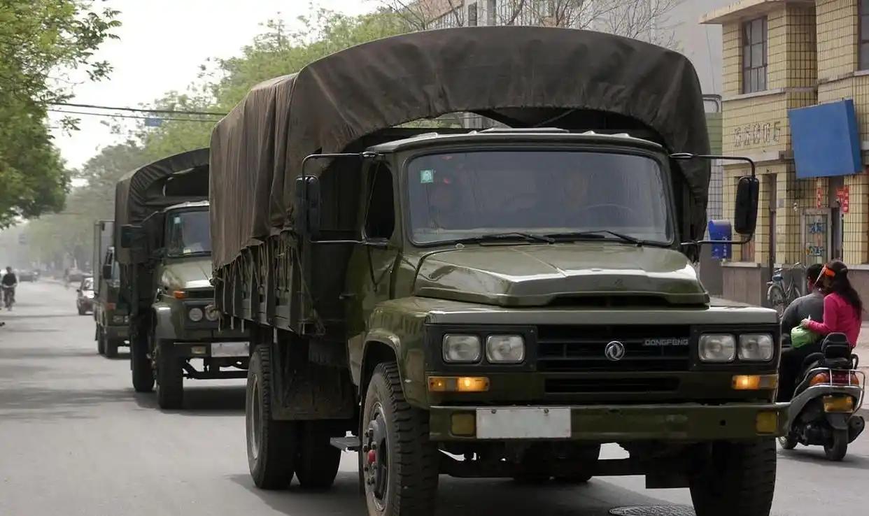 军车为什么几乎都是柴油车，而不用汽油车和新能源车呢？这就是战场生存法则，柴油车就