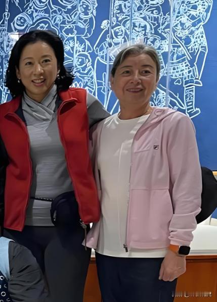 “她不是保姆，却比保姆更早起床；她没拿霍家一分钱工资，却把仨孙子孙女从襁褓带大，