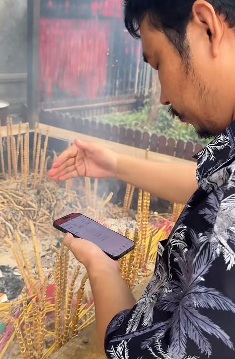 大曾子周末去寺庙烧香了！
好家伙，大曾子为了流量拼了，居然去寺庙烧香求账户来财，