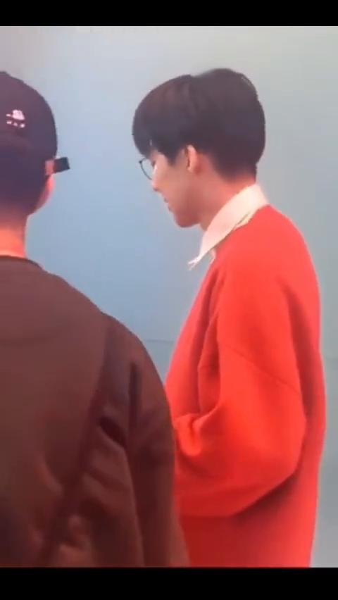 给他带过去，有几个给他带过去。还有他，那边好像有了。一会他就来给妈妈排个队。