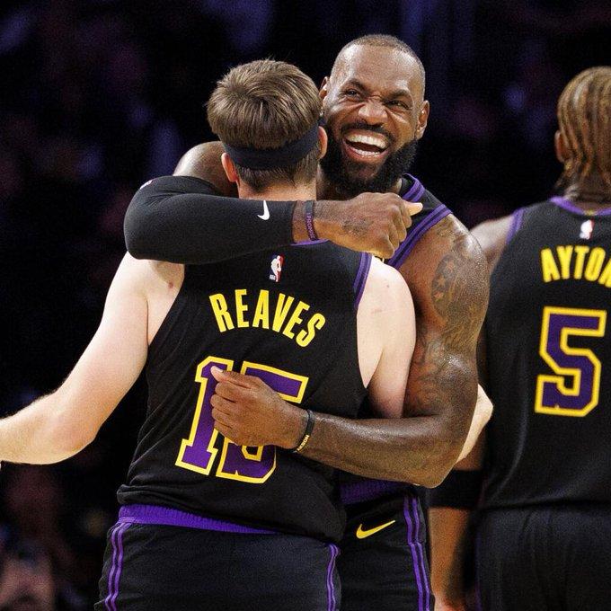 里夫斯谈到勒布朗复出后的首场比赛，里夫斯幽默的说：“他在发展联盟打的不错，所以到