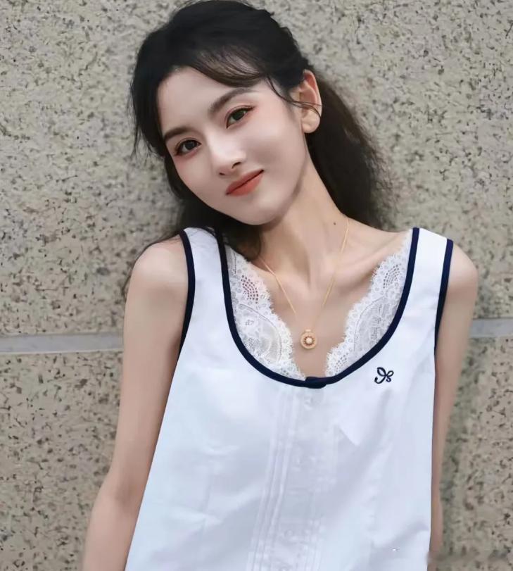发现没，明星的艺名其实都很玄学。 比如宋祖儿，她本名叫孙凡清，虽然也非常好听，有