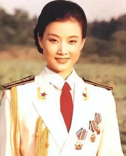 1996年，大红大紫的歌唱家宋祖英竟然硬生生亲手把年仅18岁、长相十分漂亮水灵的