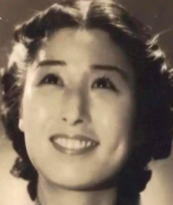 1940年冬天的荒树林，几个杀人不眨眼的特务举着枪，手却在发抖。
因为眼前的死刑