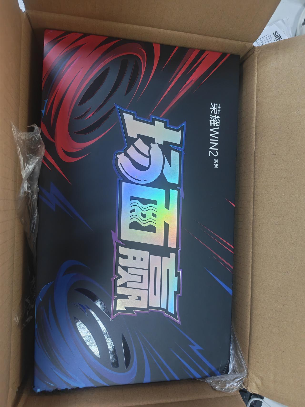 手机圈最狠的预约礼来了。不是耳机不是充电宝，是方便面配火腿肠。荣耀WIN2这波，
