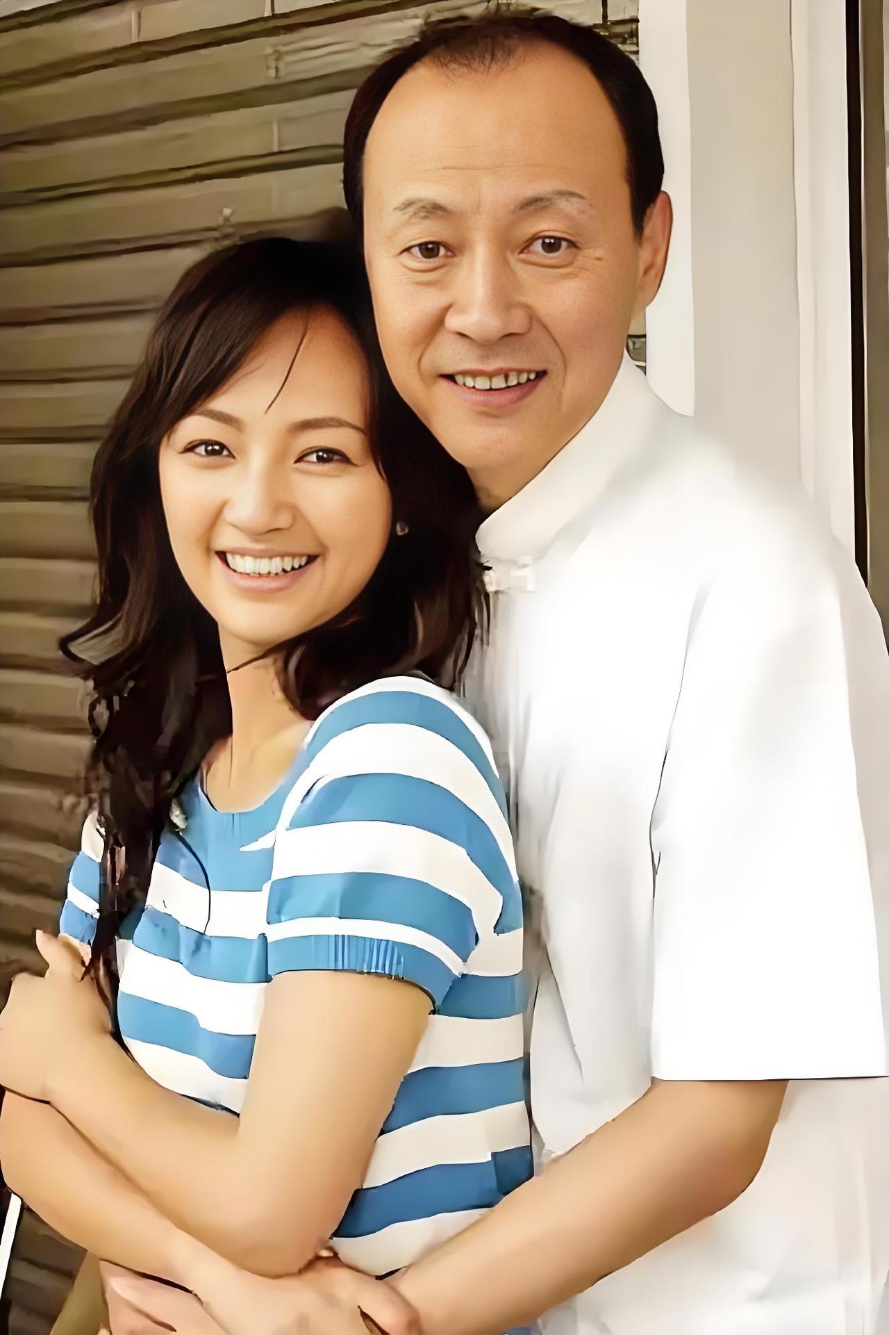侯天来搂着的这一位女演员是谁，这是拍什么戏的剧照？她是一位演技很好的女演员，出道