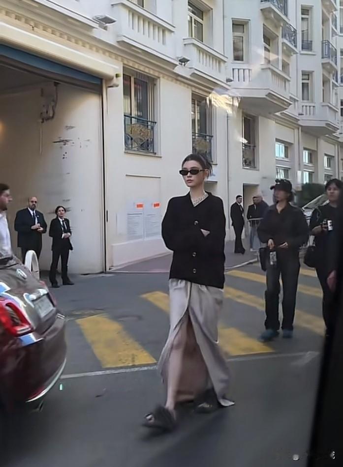 奚梦瑶为什么选择在法国举行婚礼？
那是她梦开始的地方。
即使穿双拖鞋，也能走出2