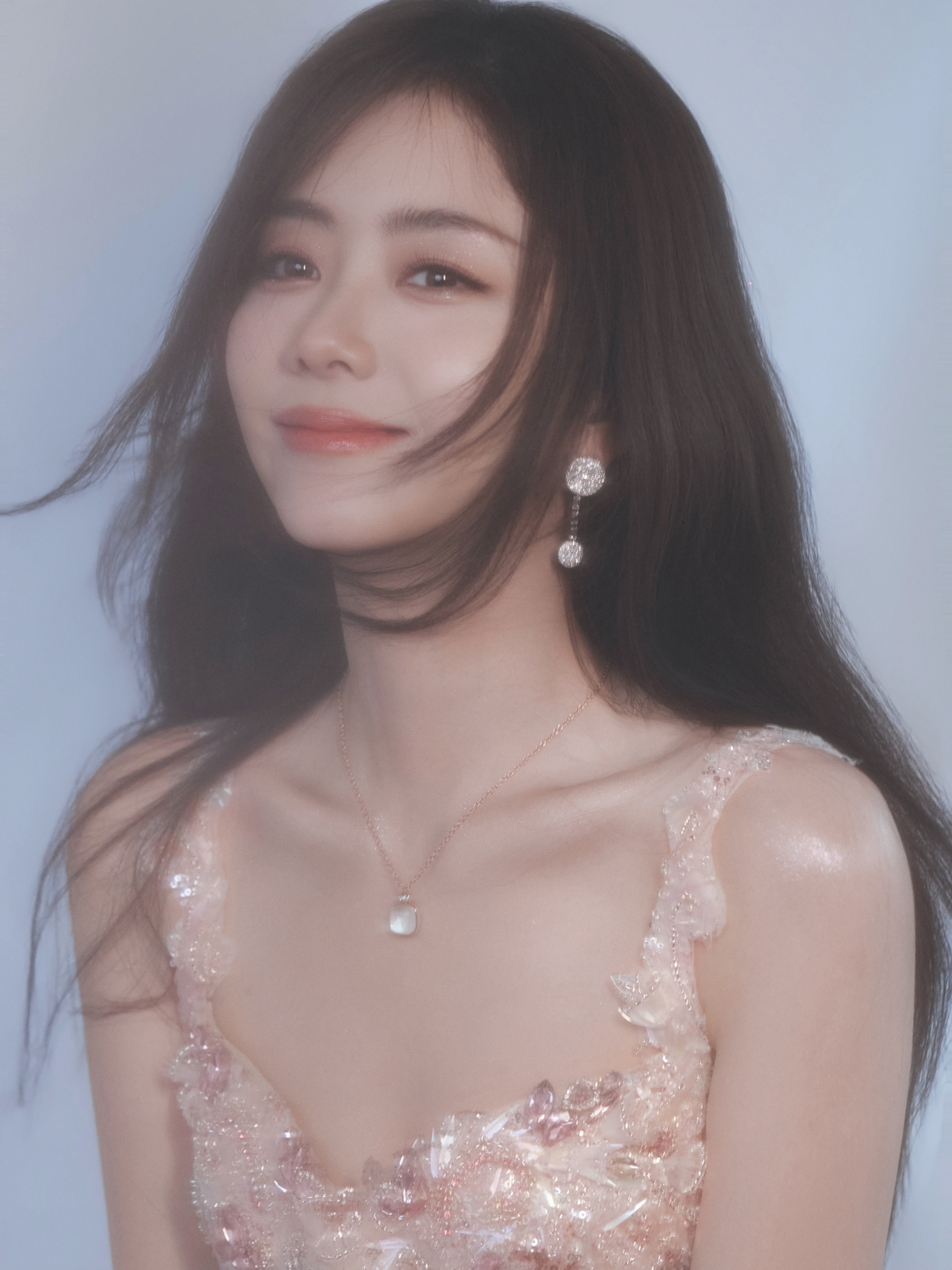 谭松韵轻盈闪烁是流动的光影，徜徉在一场女孩的梦境之中✨两小姐受邀参加中国电影12