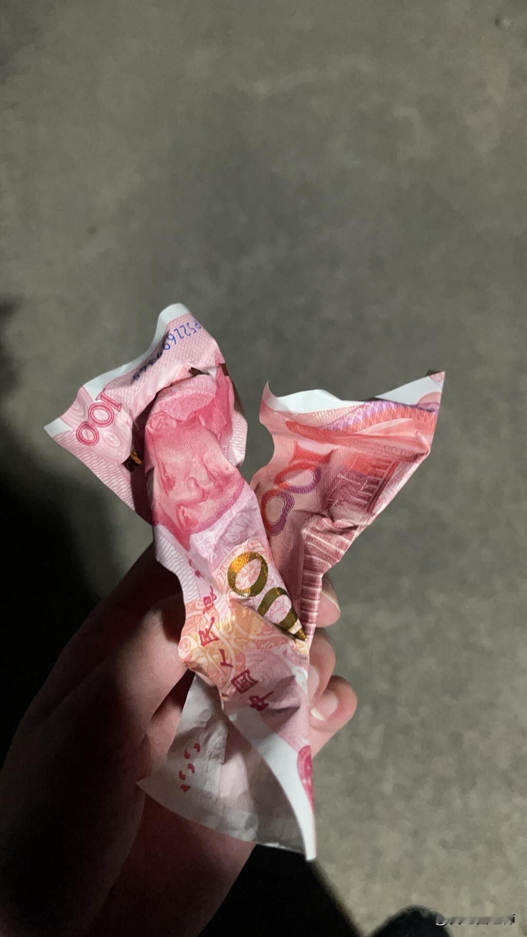 这皱巴巴的两百让我哭了一路。
凌晨一点多的时候离家回广州工作，要出门的时候我妈拉