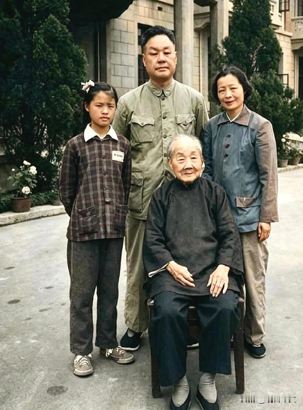 这是向振熙与儿子杨开智一家在长沙的罕见留影，向振熙是杨开慧的母亲，毛主席的岳母，