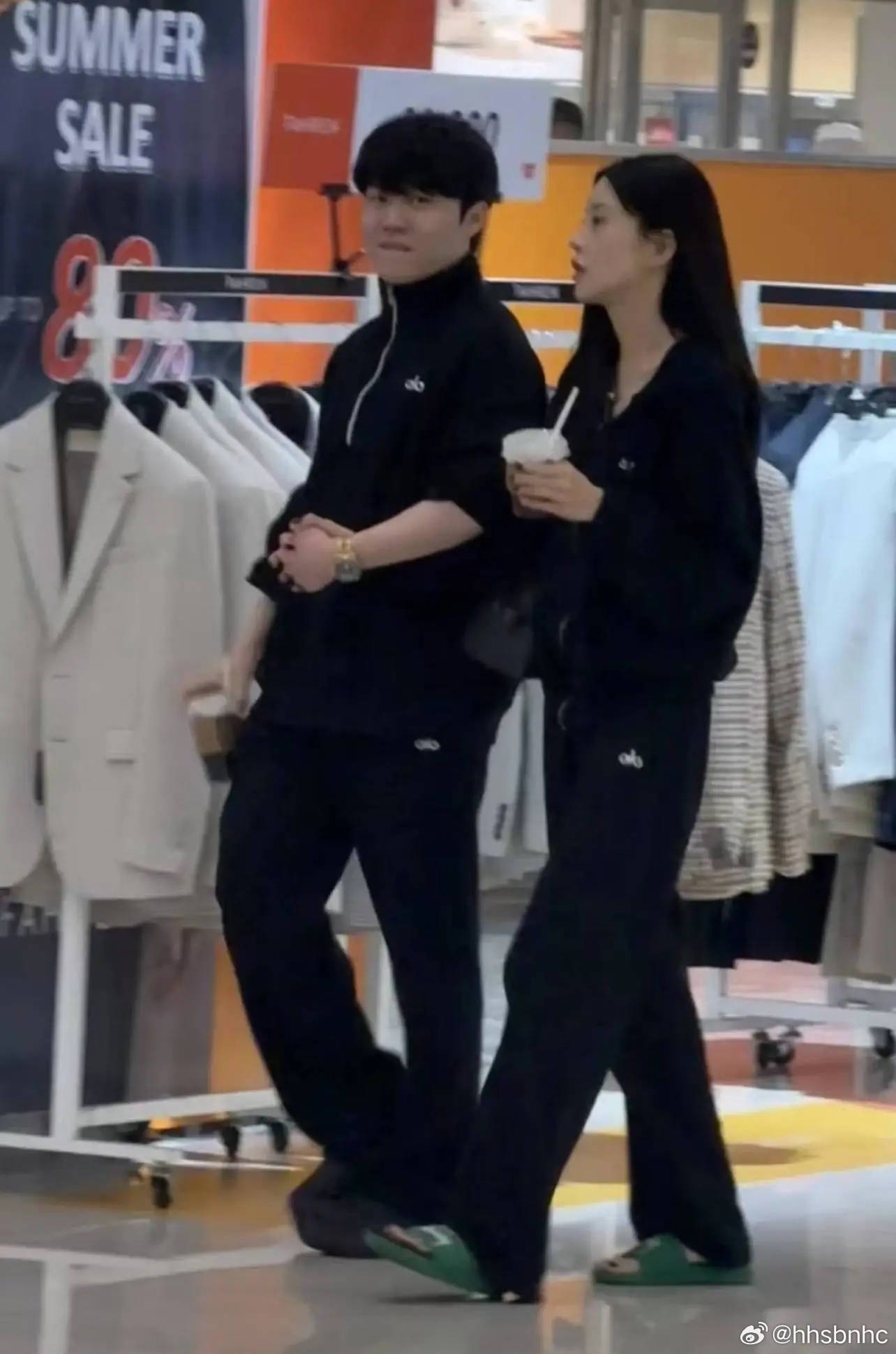 Rookie和新女友一起逛街 所以这事100%实锤出轨了是吧。。韩男都这样子的吗