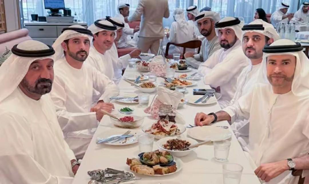 近来迪拜王储哈曼丹王子又公开带着部下在饭店吃饭。可能为了表示迪拜很安全，岁月静好