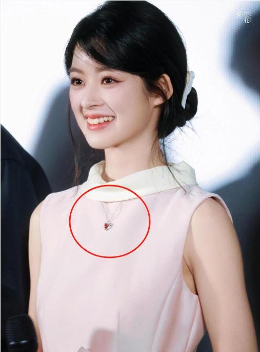 不查不知道
一查我都惊呆了
黄杨钿甜的的名字可是大有文章！因为她的爸爸不姓黄，妈