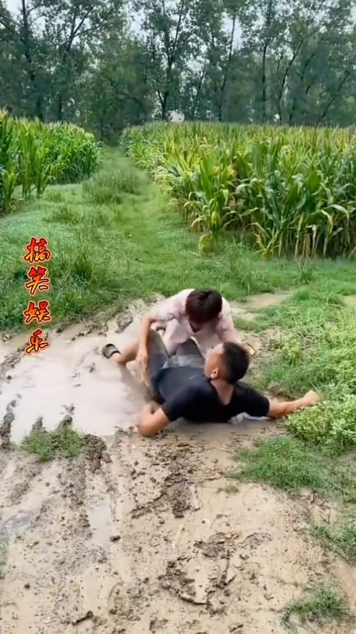 搞笑视频合集。
搞笑娱乐。
开心一笑，烦恼忘掉。搞笑视频：笑的肚子疼。打呀！
