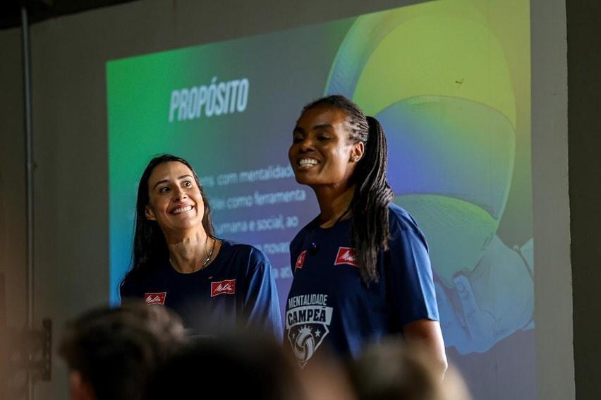 【谢拉+法比亚娜合体出席活动】
巴西女排名将谢拉+法比亚娜
合体现身排球推广活动