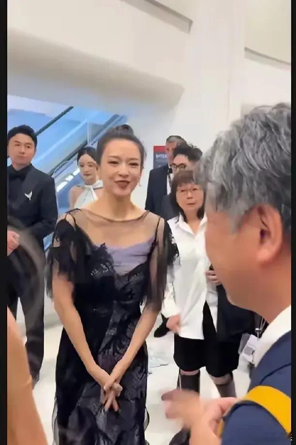 杨幂真的太懂避嫌了。1.跟雷佳音一起在镜头前走，也不搀扶雷佳音，或者让雷佳音等等