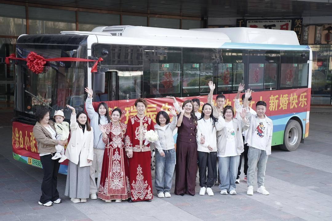 现在的00后，是真的把婚礼的“人间清醒”玩到极致了。
没有司仪串场、没有伴郎伴娘