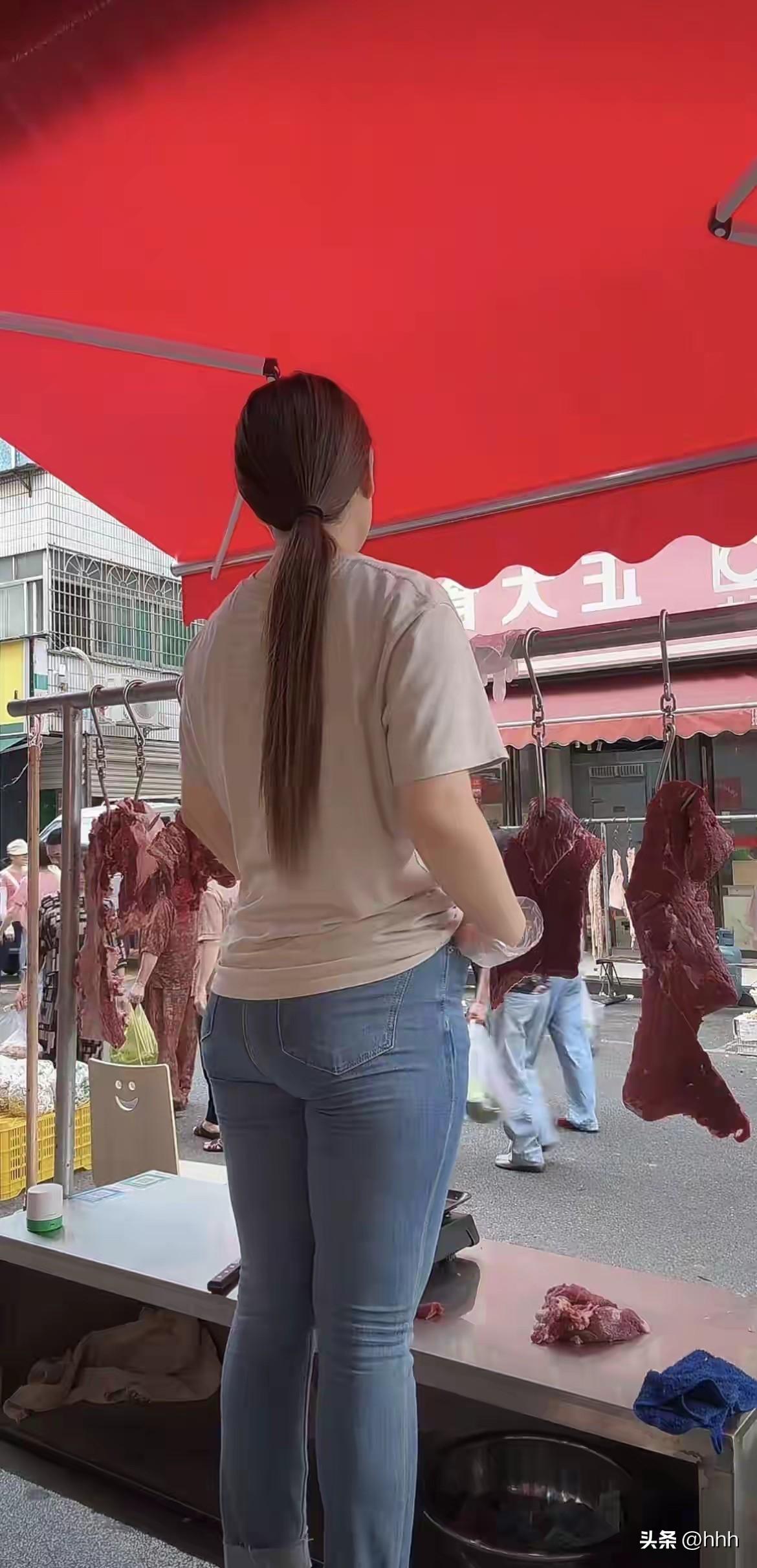 为什么成熟的女人越来越受欢迎卖牛肉的小姐姐，穿搭舒适，背影迷人，真是一个顾家好女